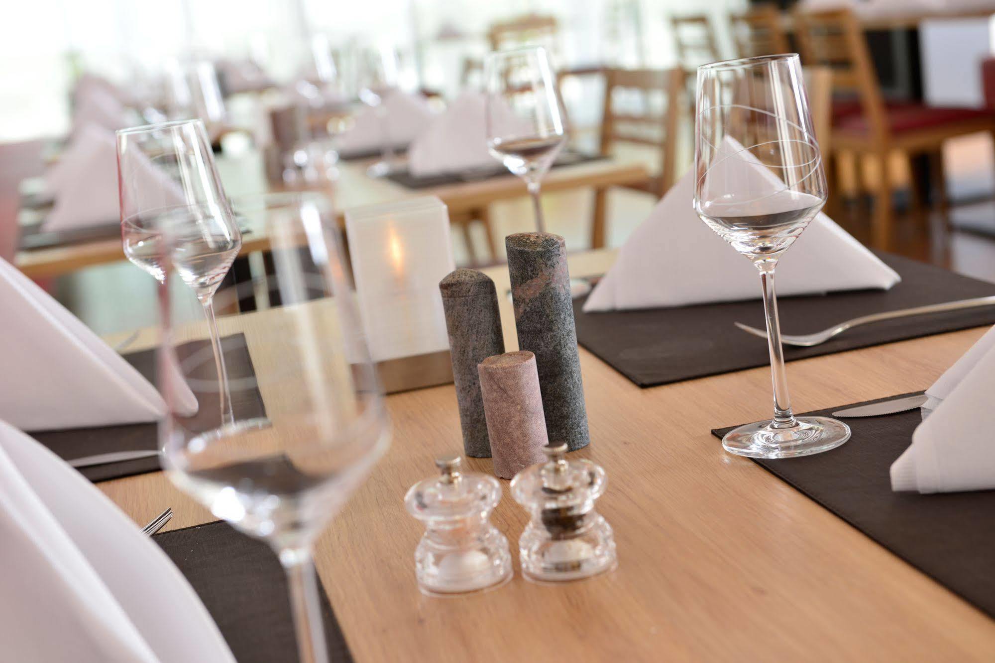 Aribo Hotel Erbendorf Buitenkant foto