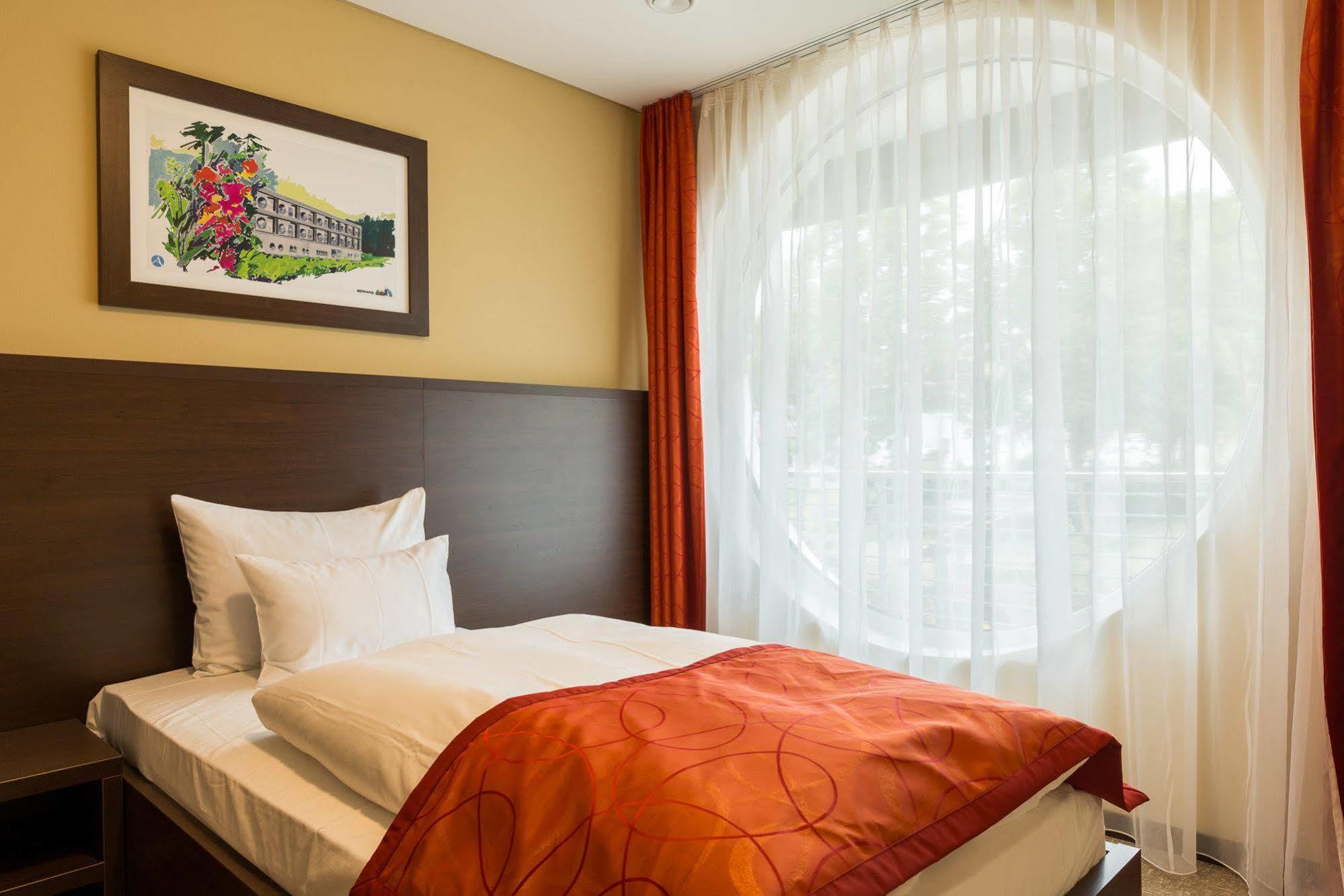 Aribo Hotel Erbendorf Buitenkant foto